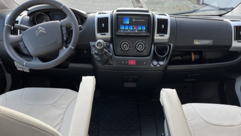 Joa 75T – 5p Bavaria semi-integrated uit 2024