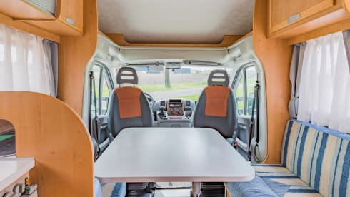 Neat 3-person camper, XXL garage, reversing camera, air conditioning