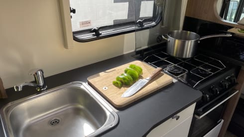 BAILEY – AMAZING PEGUEOT BAILEY 70-6 DRIVE ON A CAR LICENSE 6 BERTH AND 6 SEATBELTS