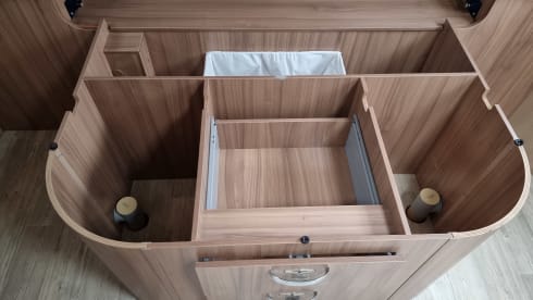 Fully equipped neat Pilote camper semi-integrated