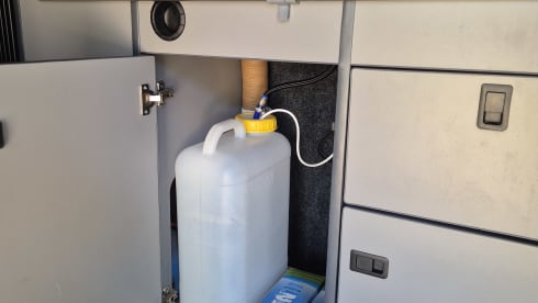 Annerie's Bussie – 2p Renault campervan uit 2014