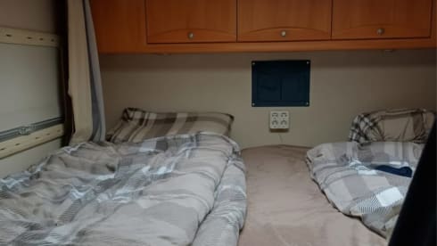 Mooie Adria camper; enkele bedden, airco en grote garage