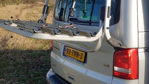 Zilver – Volkswagen T5 automatic California Bus camper with sleeping roof.