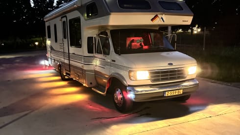 Amerikaanse camper – 6-person Ford E350 7.3L V8 turbo diesel