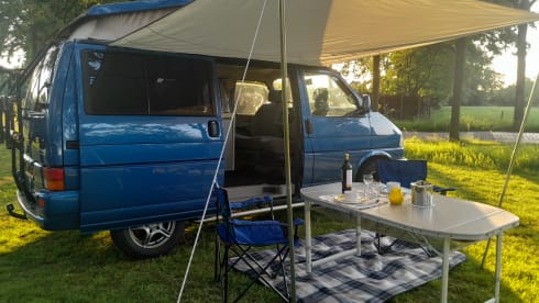 4-sitziger Volkswagen-Bus aus dem Jahr 2000