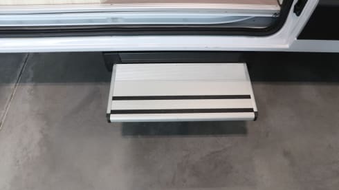 Roadhouse camperverhuur naam Surfer House – New Adria Mobil 2023 bus camper