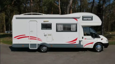 Nette 6-persoons familiecamper (Ford Granduca 77)