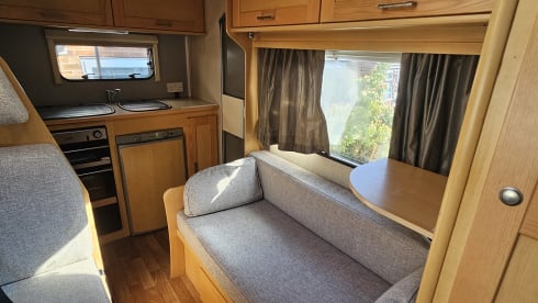 ELMA – 4 berth Motorhome close to Manchester Airport 