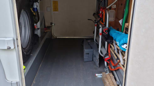 Very luxurious and spacious 4 person Alcove camper with 2 fixed spacious beds