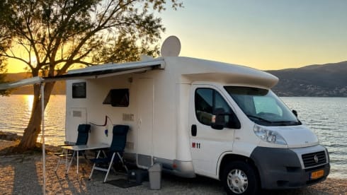SEA P200 – Très belle Fiat 3 places semi-intégrée de 2009