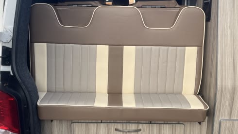 Vanellope – Maak kennis met Vanellope – een moderne VW T6.1 campervan (2020), voldoet aan de ULEZ-normen en biedt slaapgelegenheid voor 4 personen.