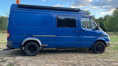 VanVentura – 2-person Mercedes-Benz bus from 2006