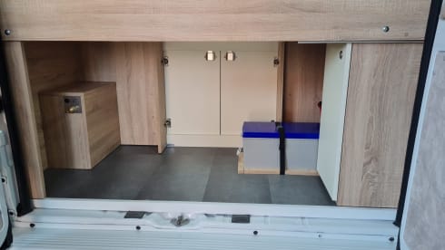 Bowie – Attractive, luxurious, off-grid campervan (incl. all-risk insurance)