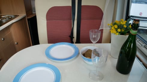 Sun Living Flexo 6.40 , 2 sleeping 4 seats, length beds, air conditioning!!