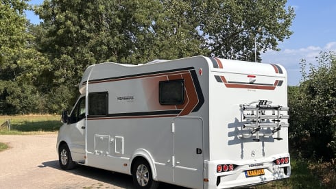 Prachtige Mercedes Benz 4 personen camper  – Uit gerust met Starlink satelliet internet 