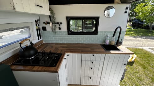 Busje naar Zuid Lara – Wonderful self-built camper bus for 2p