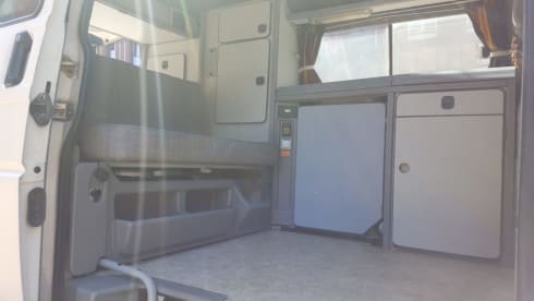 T4 Caravelle – Complete and compact Volkswagen T4 camper with 4 berths