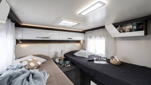 Roller Team 685 model with 2 cabins  – 2022 5 Sleeper/5 belts / Manuel 
