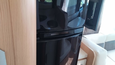 Découvrez notre camping-car McLouis luxueux et pratique - idéal pour les familles !