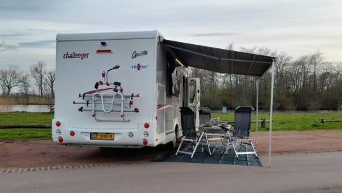 Spacious 4 person Challenger camper with queen bed