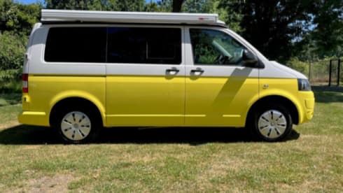 Summer yellow – 4 person campervan with cozy new Woodpecker installation