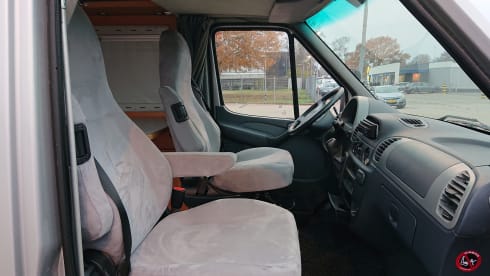 2-person Mercedes-Benz bus from 2003
