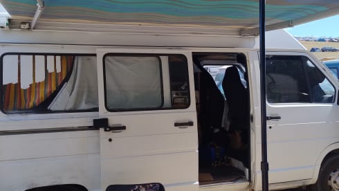 2 persoons Renault camper – On an adventure with a cheerful disco camper!