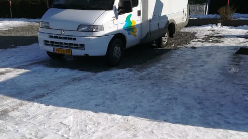 nooitgedacht – Beautiful compact alcove camper with bicycle rack, camper is as new, 120000 km
