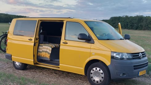Het gele geluk 💛 – VW T5 yellow bus with modern interior