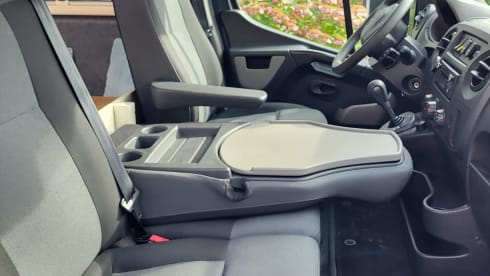 Cool, cozy 3p Renault Master campervan from 2017