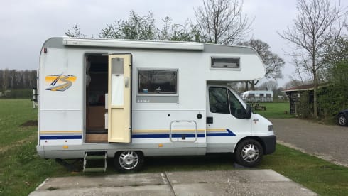 5-6 p cozy, compact family camper Fiat Alcove.