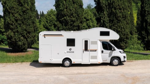 King VII – Brand new Rimor camper for 5