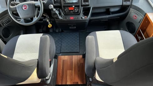 Liedje – Hymer Exsis-i with 2x AIRCO