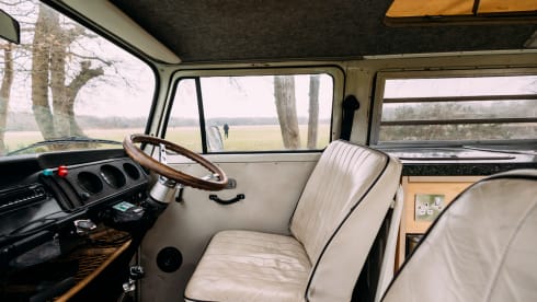 Maeve – An AUTHENTIC classic 1973 VW campervan