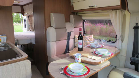 Rolmaatje – Beautiful Roller Team Livingstone bus camper (2.5p) for rent