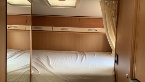 Bennie – Benimar Alcove camper - 5 persons - family camper 