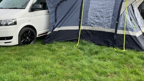 Dave – VW 4-Bett-Wohnmobil mit Markise und D / Away-Zelt ALL INKLUSIVE PREIS