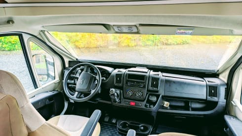 Sun Living  – 6p recent family camper from 2021 - Sun Living alcove