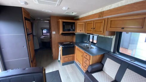 Fleetwood Ford E450 – C driving license. American 9 person big camper hire in the Netherlands