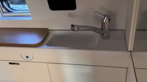 Cara – Van (6 m) from Weinberg with pop-up roof for rent