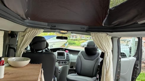 4p Renault campervan uit 2012