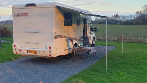 Very luxurious, spacious and comfortable camper with Queen size bed, super complete!