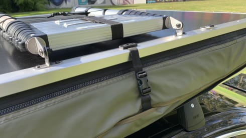 Happy Bimmer Rooftop Tent – Reliable BMW 740d with very large Thule roof tent and complete inventory