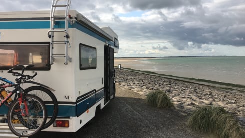 Dolly – Luxury retro '87 Mercedes on LPG / petrol
