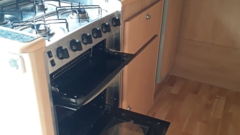 JoEliday – Spacious family camper with oven and air conditioning