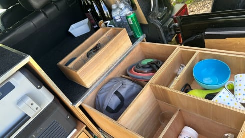 m.edventure –  Jeep cool avec tente de toit (4+1) 🦅 | Aventure en famille et voyages hors réseau