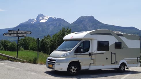 Neat, complete and comfortable family camper