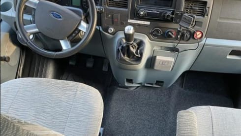 Very neat complete Ford Carado 4 persons