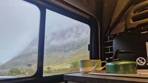 SKYE – OFF-GRID 2 berth Shower Kitchen Heating - bedding included - Campervan