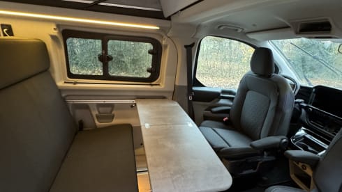 Nuggie – Fourgon aménagé Ford Nugget '25 bien conçu avec 4 couchages confortables
